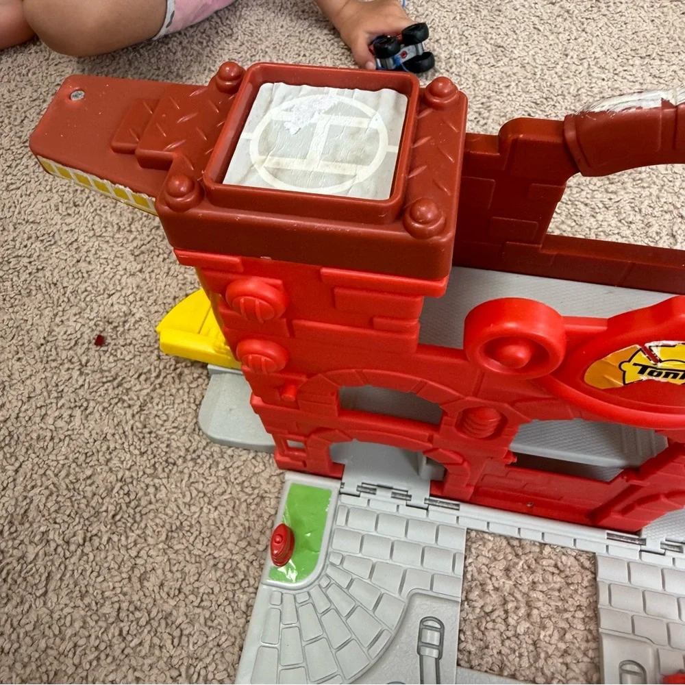 Tonka Chuck & Friends Fold ’N Go Garage Playset with Car